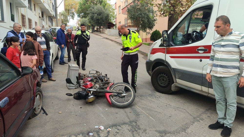 Hafif ticari araçla çarpışan motosikletteki dede- torun yaralandı
