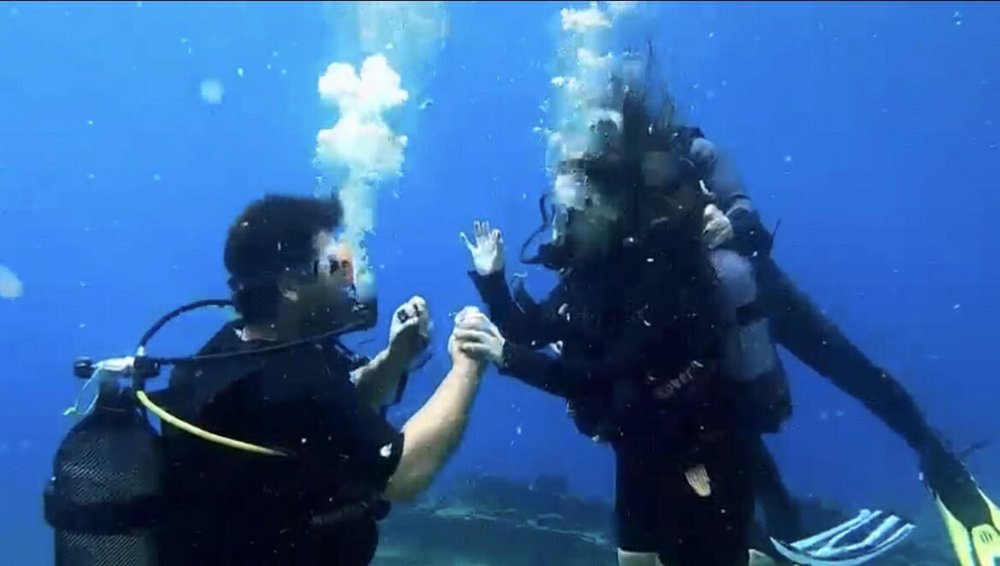 Su altında evlilik teklifi!
