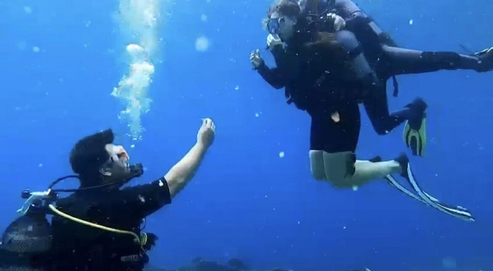 Su altında evlilik teklifi!