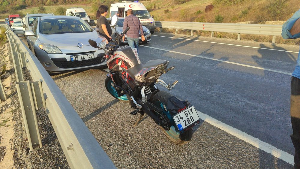 Virajda kontrolden çıkan motosiklet bariyere çarptı: 2 yaralı