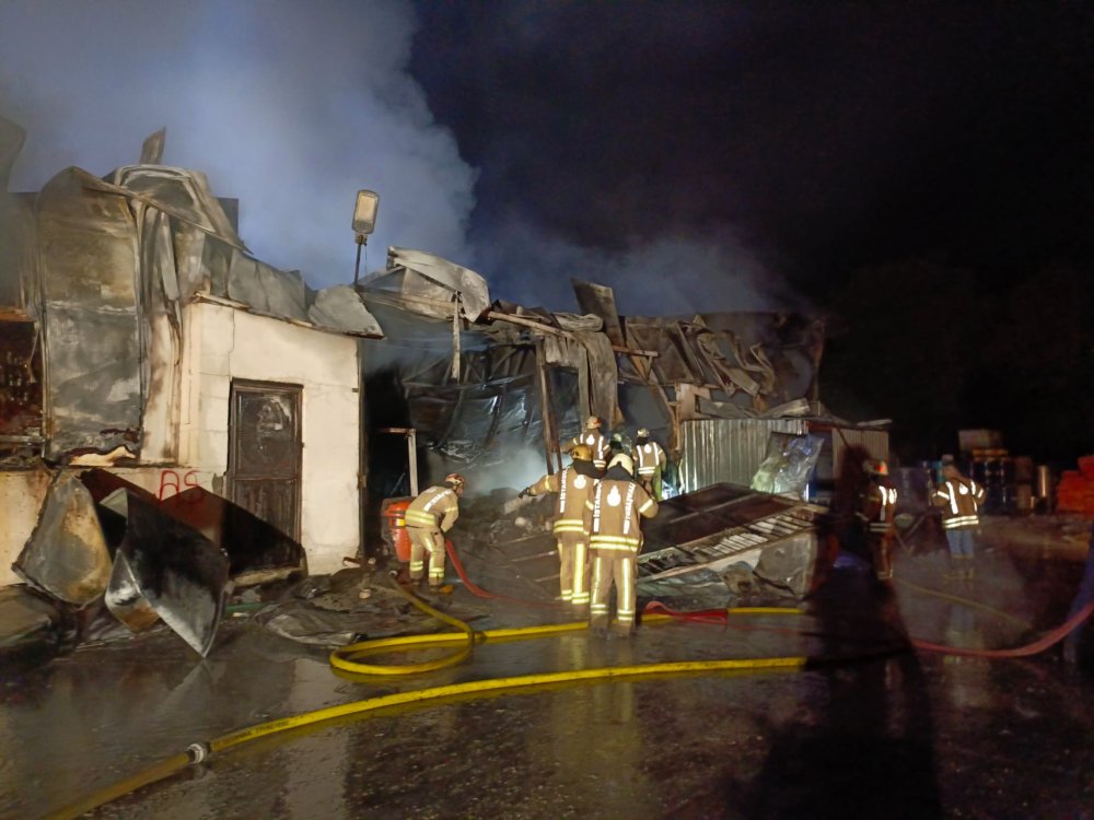 Çatalca'da fabrika alev alev yandı