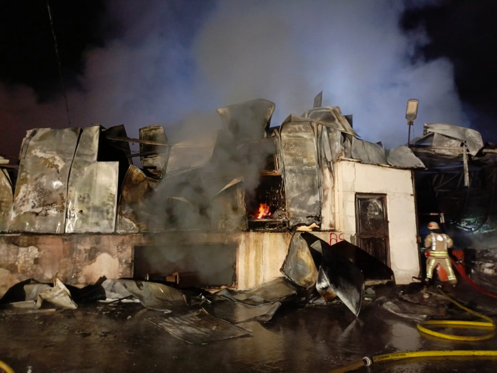 Çatalca'da fabrika alev alev yandı