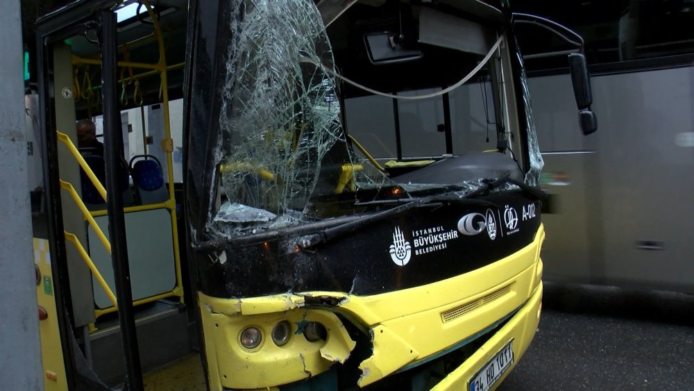 İETT'ye ait iki otobüs kazaya karıştı