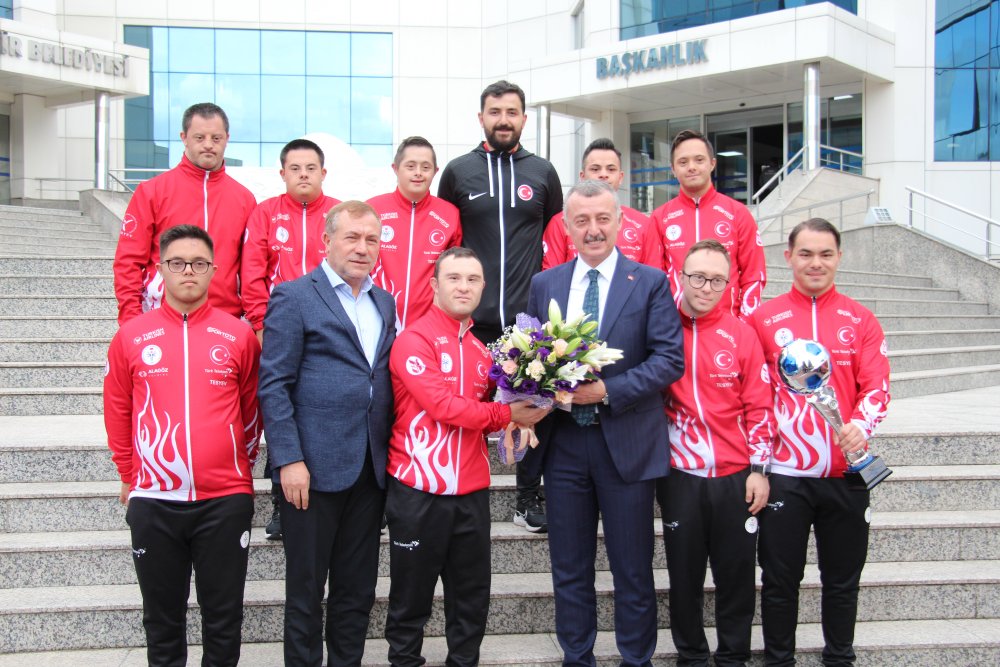 Kocaeli Belediyesi'nden Down Sendromlu Özel Futsal Milli Takımı’na hediye