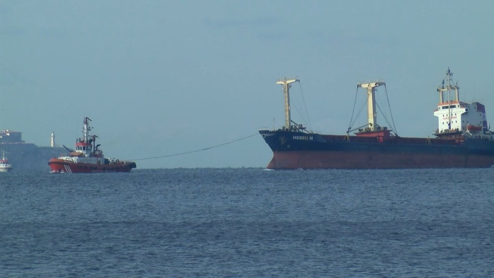 Maltepe açıklarında karaya oturan kuru yük gemisi kurtarıldı