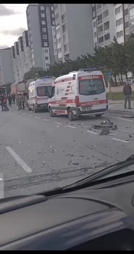 Feci kaza! Önce minibüse ardından yolcu alan İETT otobüsüne çarptı: Yaralılar var