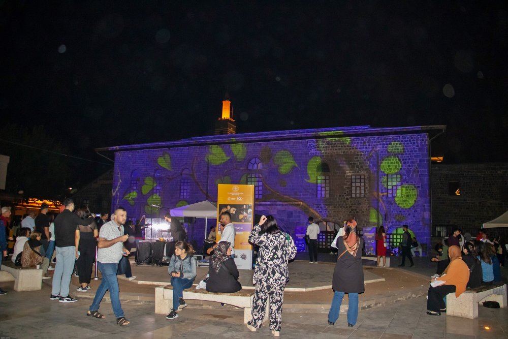 Sur Kültür Yolu Festivali’nde mapping gösterisi ilgiyle izlendi