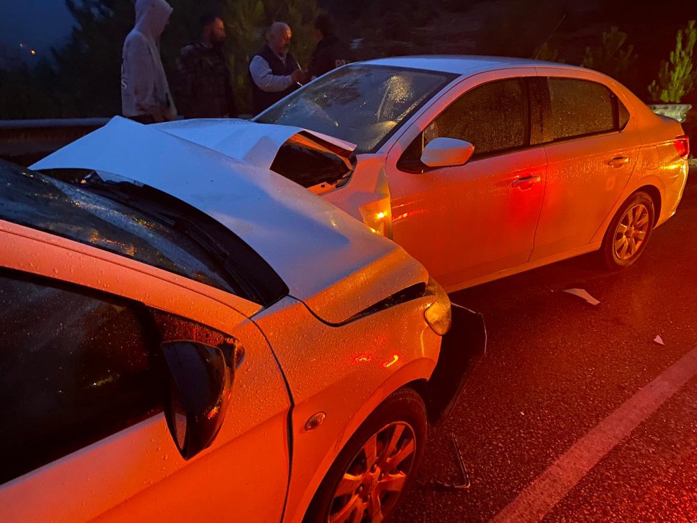 İki otomobil kafa kafaya çarpıştı: 7 yaralı