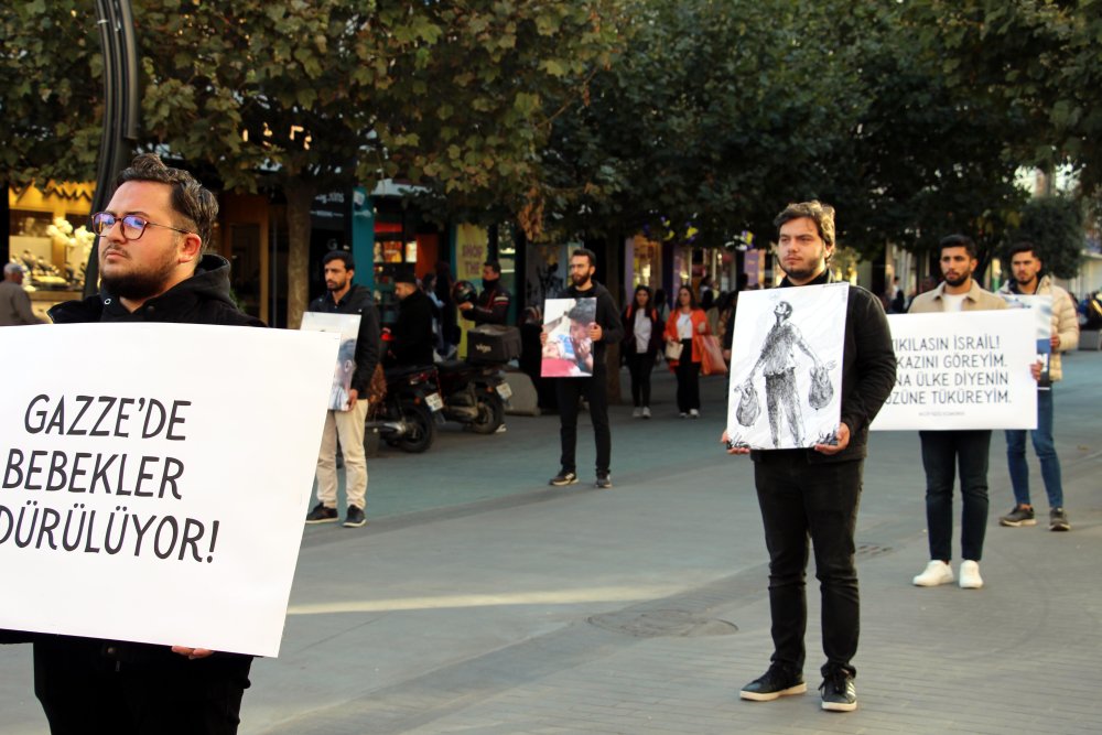 Üniversiteli gençlerden "sessizlik" protestosu