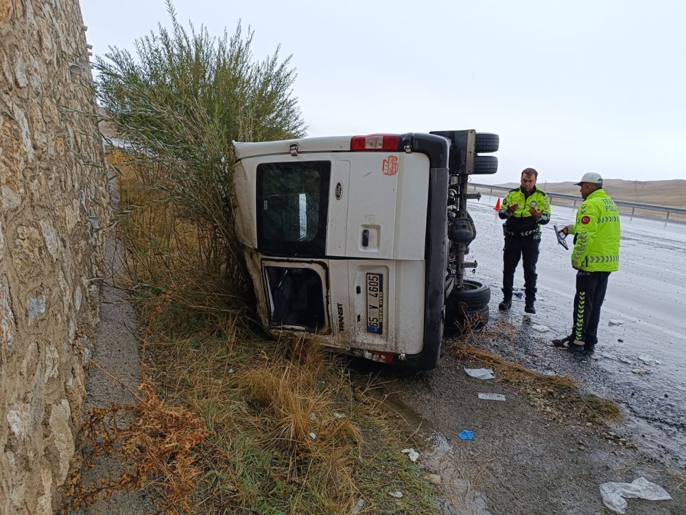 Yolcu minibüsü devrildi: 2'si ağır, 14 yaralı