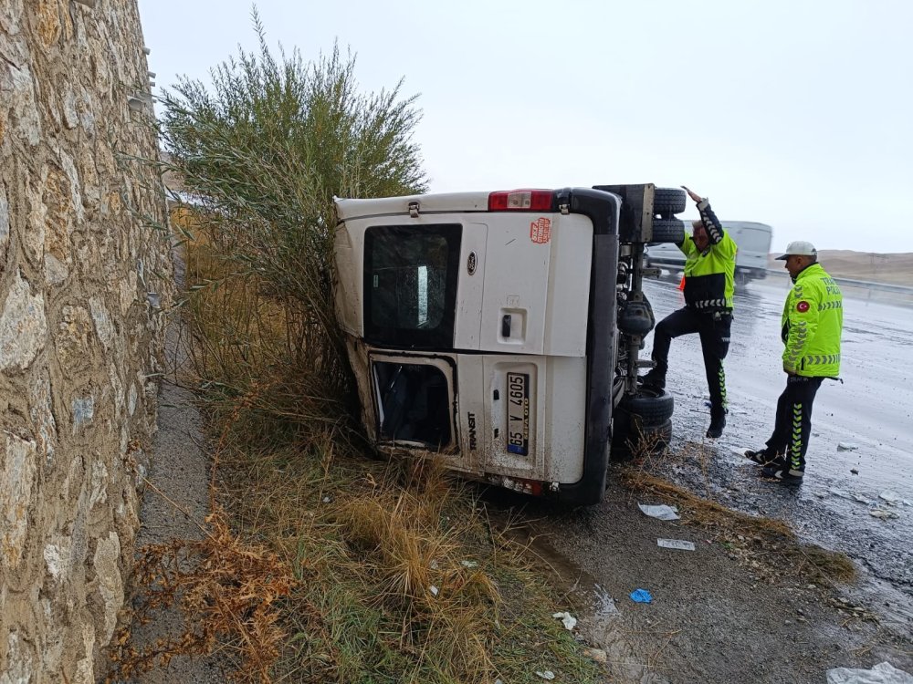 Yolcu minibüsü devrildi: 2'si ağır, 14 yaralı
