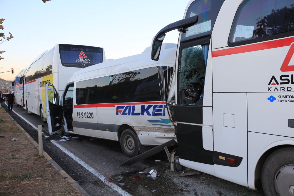 3 otobüs ve 1 minibüsün karıştığı kazada 36 kişi yaralandı
