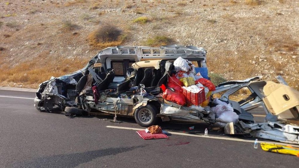 Yolcu minibüsü, park halindeki kamyona arkadan çarptı: 5 ölü, 5 yaralı
