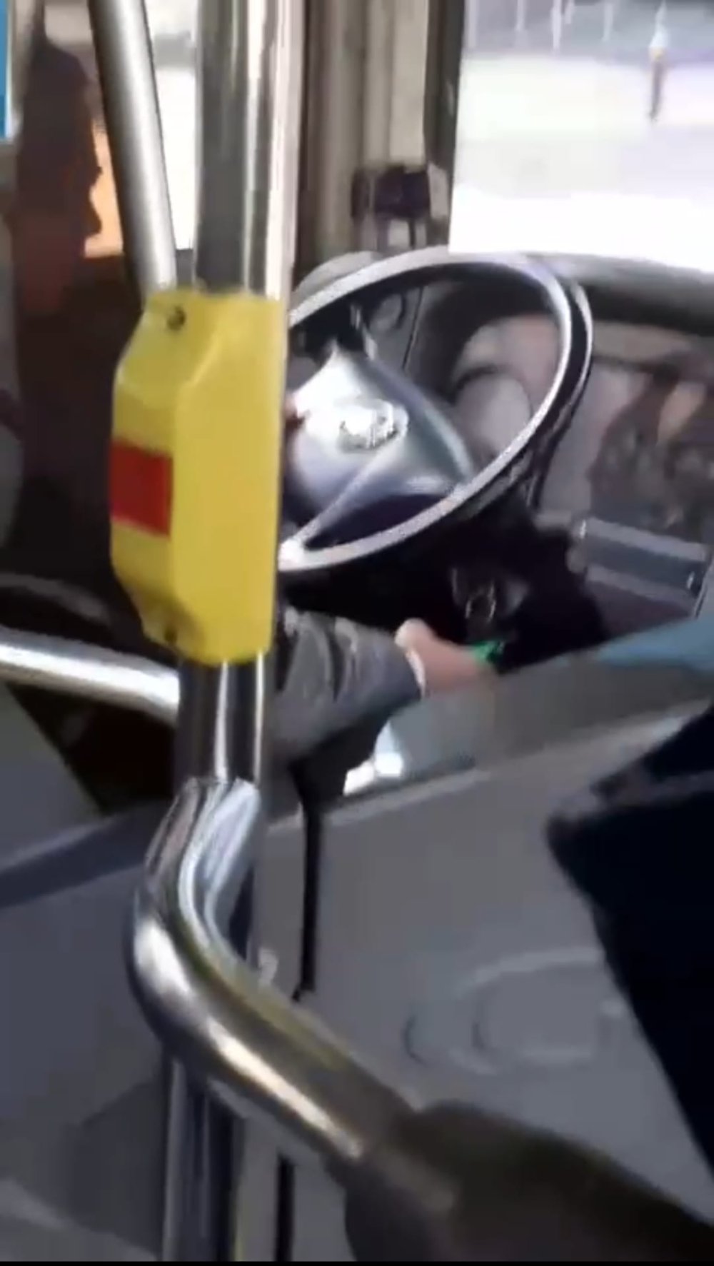 Otobüs kullanırken telefonla oynayan şoför kamerada!