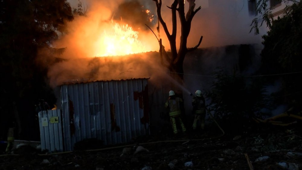 Otopark inşaatındaki depo alev alev yandı