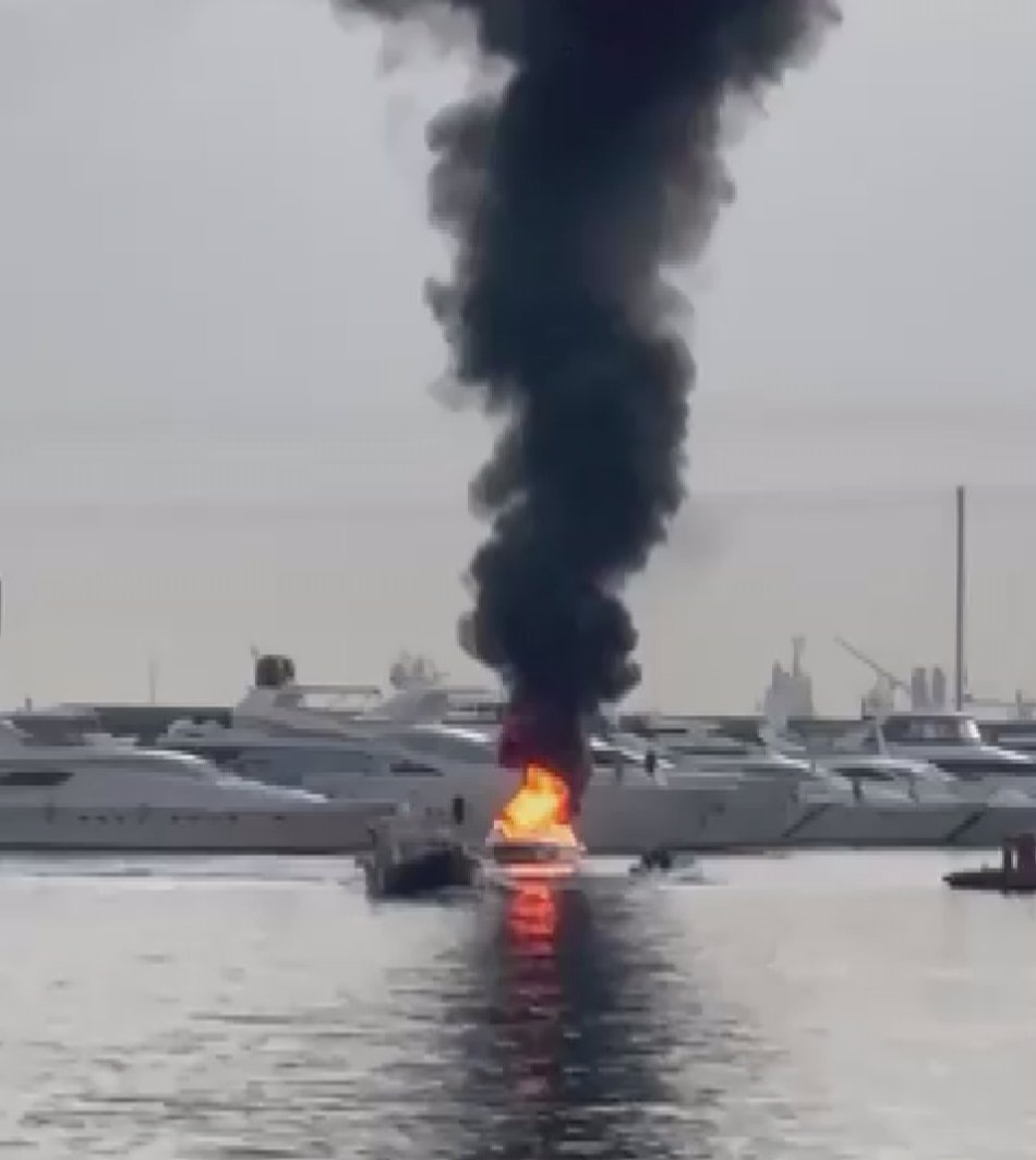 Ataköy'de bilinmeyen nedenle tekne yangını çıktı