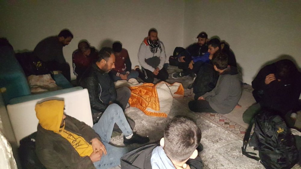 Evin bahçesinde onlarca kaçak göçmen yakalandı