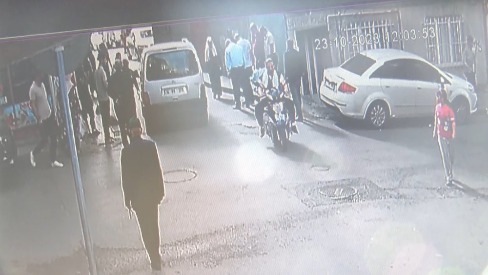 Sokak ortasında eşinin akrabasına kurşun yağmuru: Saldırgan aranıyor