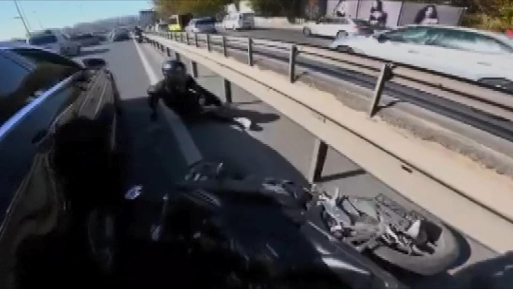 Motosikletlilerin kazası kask kamerasına takıldı