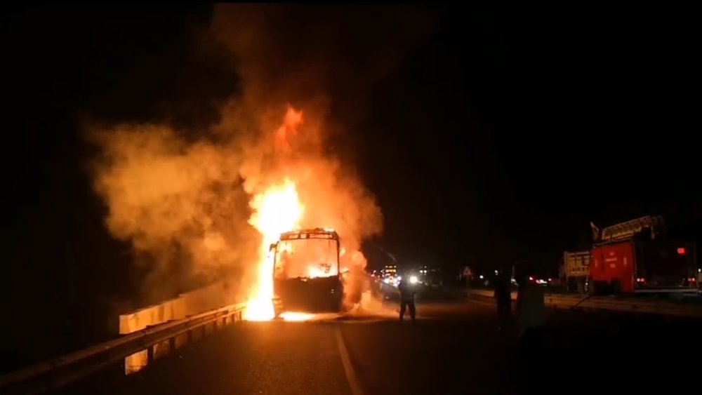Seyir halindeki yolcu otobüsünde yangın
