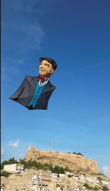 Uçurtma ustası, Atatürk posterli uçurtmasını semalara uçurdu