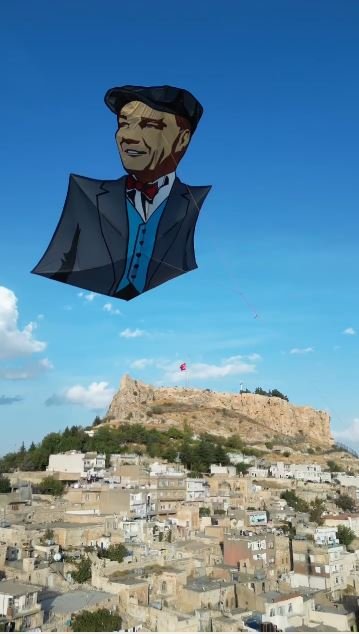 Uçurtma ustası, Atatürk posterli uçurtmasını semalara uçurdu