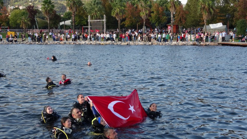 Cumhuriyet'in 100'üncü yılı: Dalan 100 kişi, denizde Türk bayrağı açtı