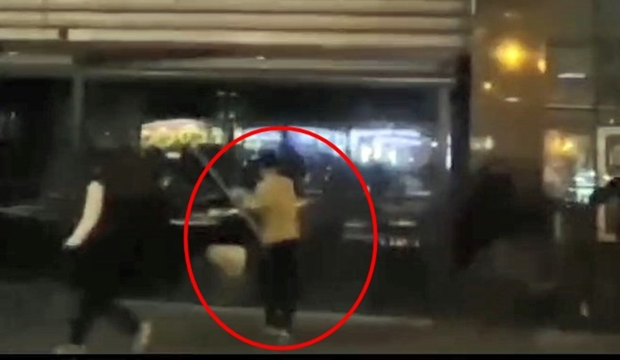 Starbucks şubesine taş, sopa ve sandalyeli saldırı