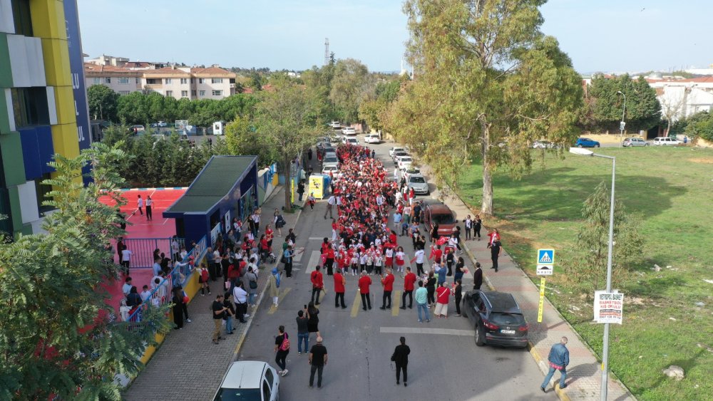 Yüzlerce öğrenci 350 metrelik dev Türk bayrağını kortej yürüyüşünde taşıdı