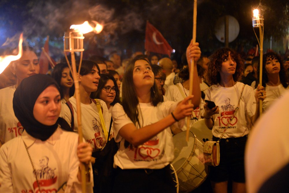 Adana'da Cumhuriyet'in 100’üncü yılında fener alayı yürüyüşü