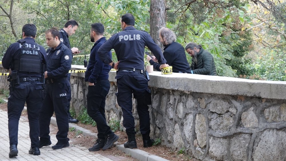 Çocuk parkında ağaca asılı kadın cesedi bulundu