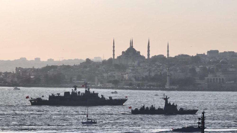 İstanbul Boğazı'nda Türk donanması coşkusu