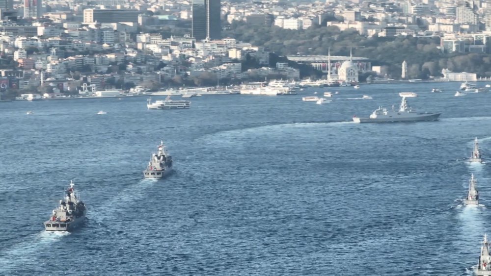 İstanbul Boğazı'nda Türk donanması coşkusu