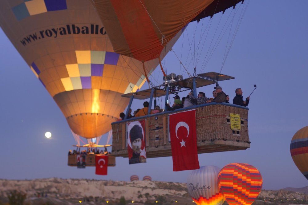 Kapadokya’da 100. yıla özel 100 balon, 100 bayrak!
