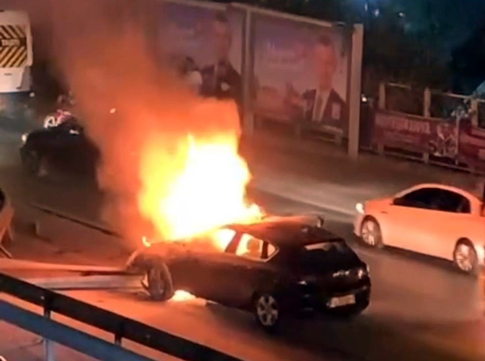 Kaza sonrası yanan otomobili bırakıp kaçtılar