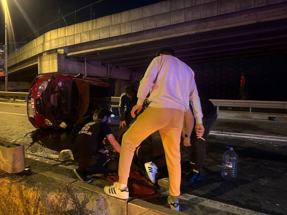Ümraniye'de iki otomobil çarpışması sonucu 4 kişi yaralandı