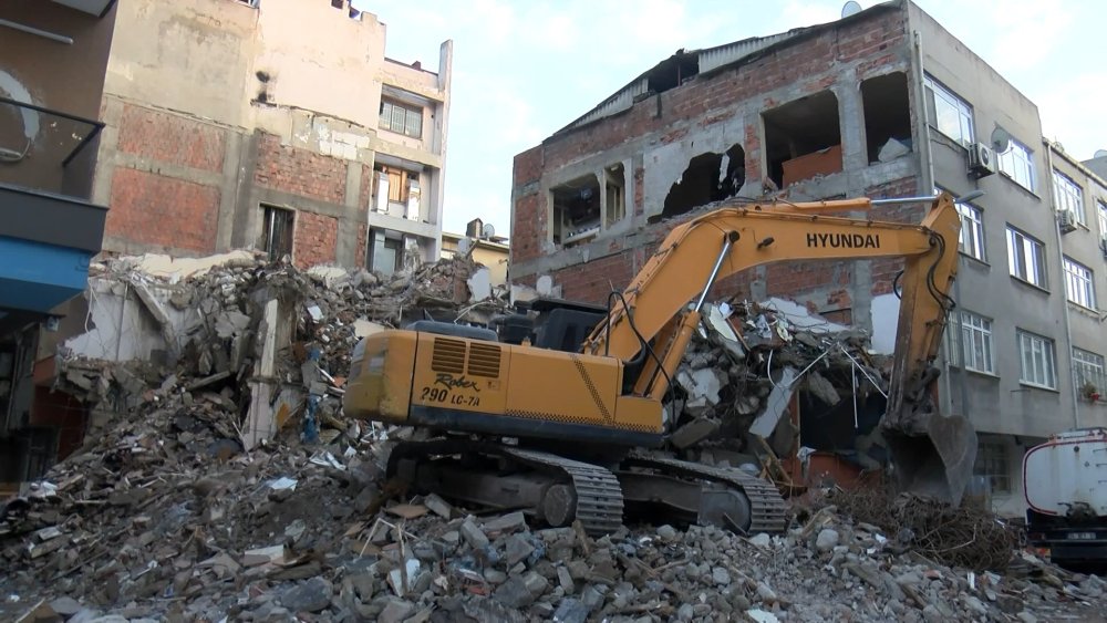 Bina yıkıldı, yan apartman duvarsız kaldı: 'Müteahhit bırakıp kaçmış'