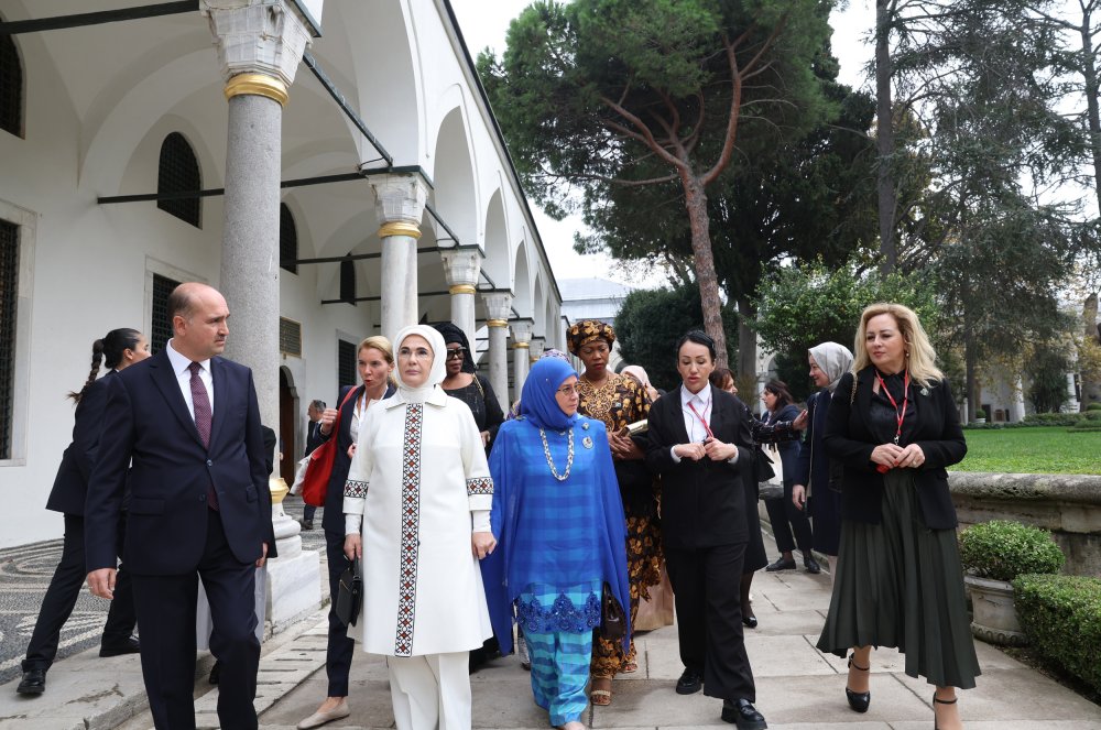 Emine Erdoğan, devlet başkanları eşleriyle Topkapı Sarayı'nı gezdi
