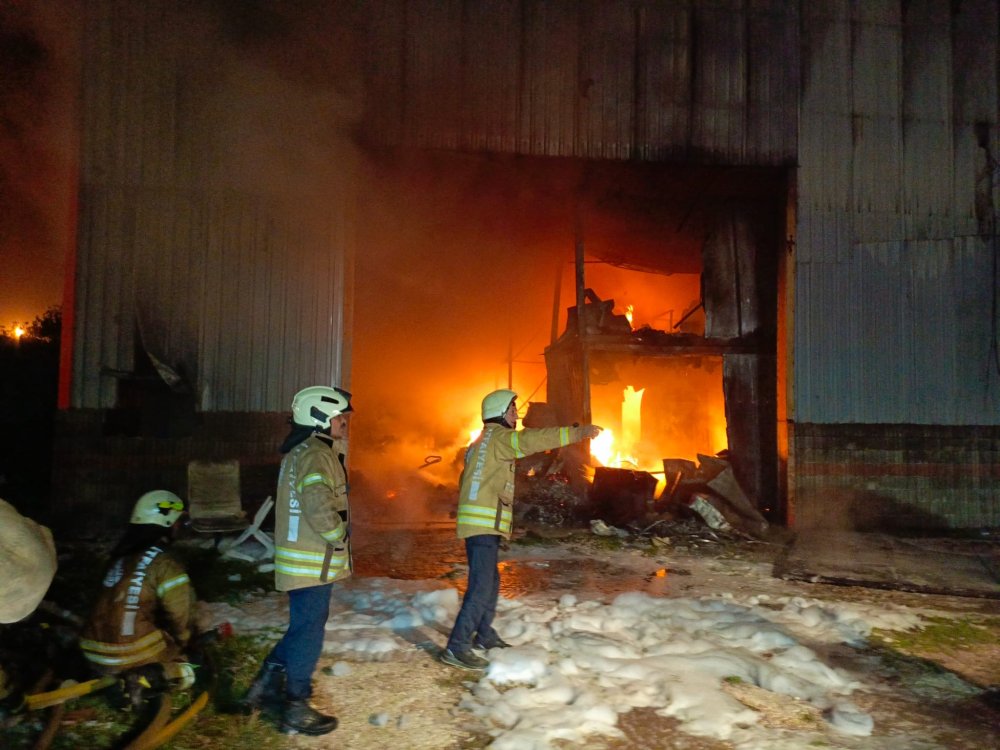 Çatalca'da depoda yangın çıktı