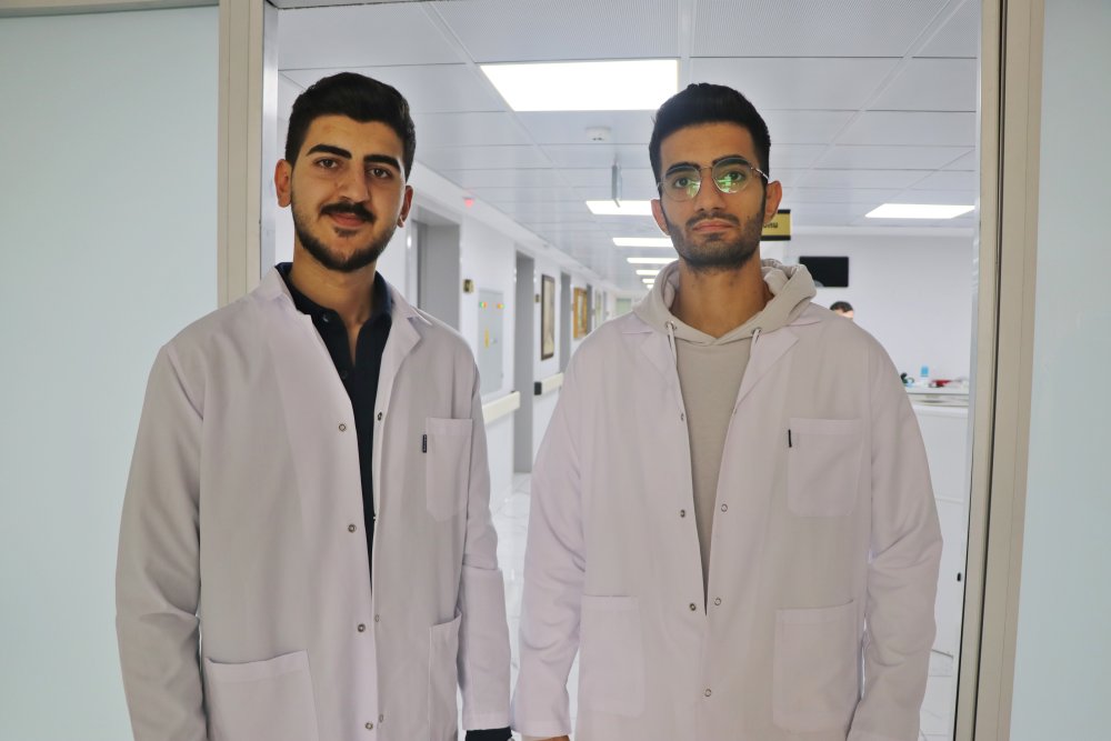 İki tıp öğrencisi, eğitim gördükleri üniversitede temizlikçi oldu