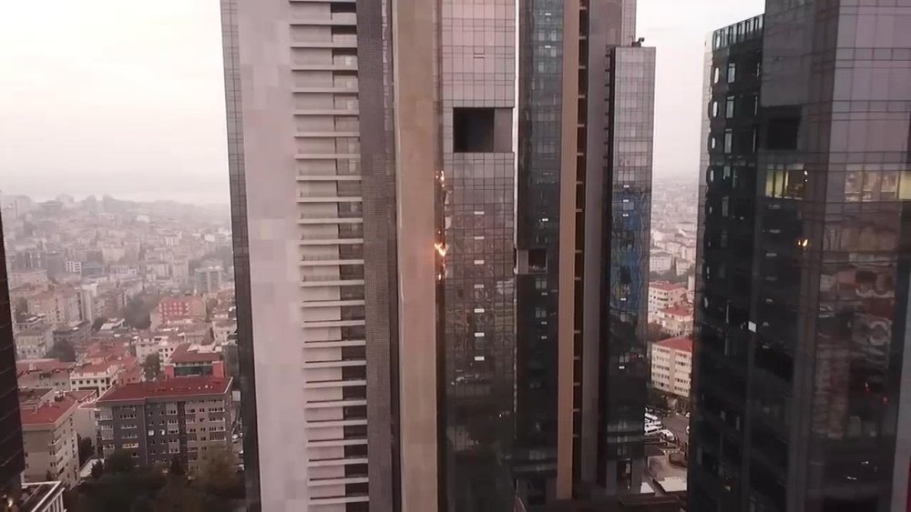 Mecidiyeköy'deki iş merkezinde yangın çıktı