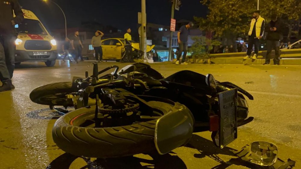 Taksi ile motosiklet çarpıştı, 6 kişi yaralandı