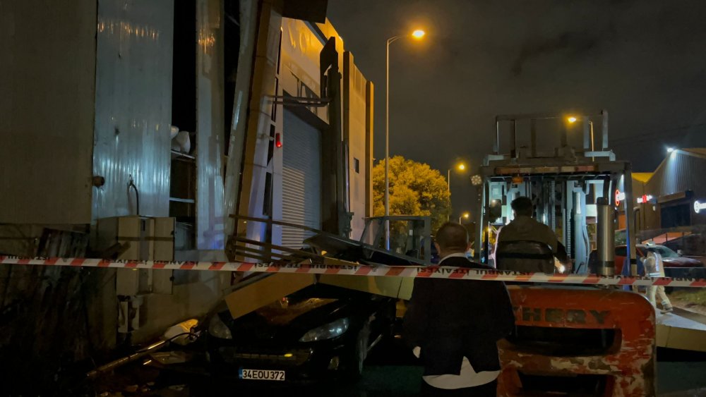 Ataşehir'de şiddetli rüzgarın etkisiyle dış cephesi otomobilin üzerine düştü