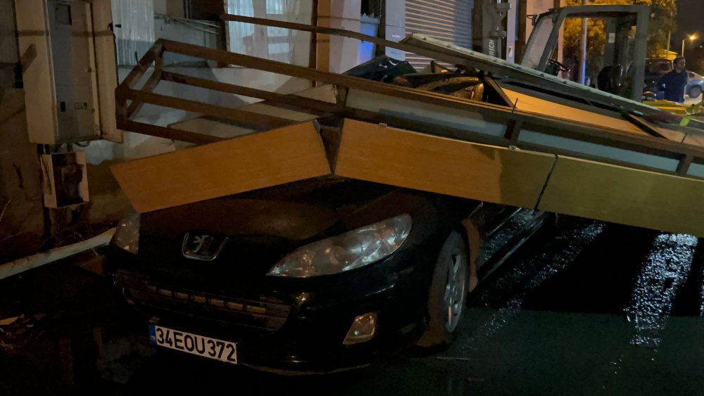 Ataşehir'de şiddetli rüzgarın etkisiyle dış cephesi otomobilin üzerine düştü
