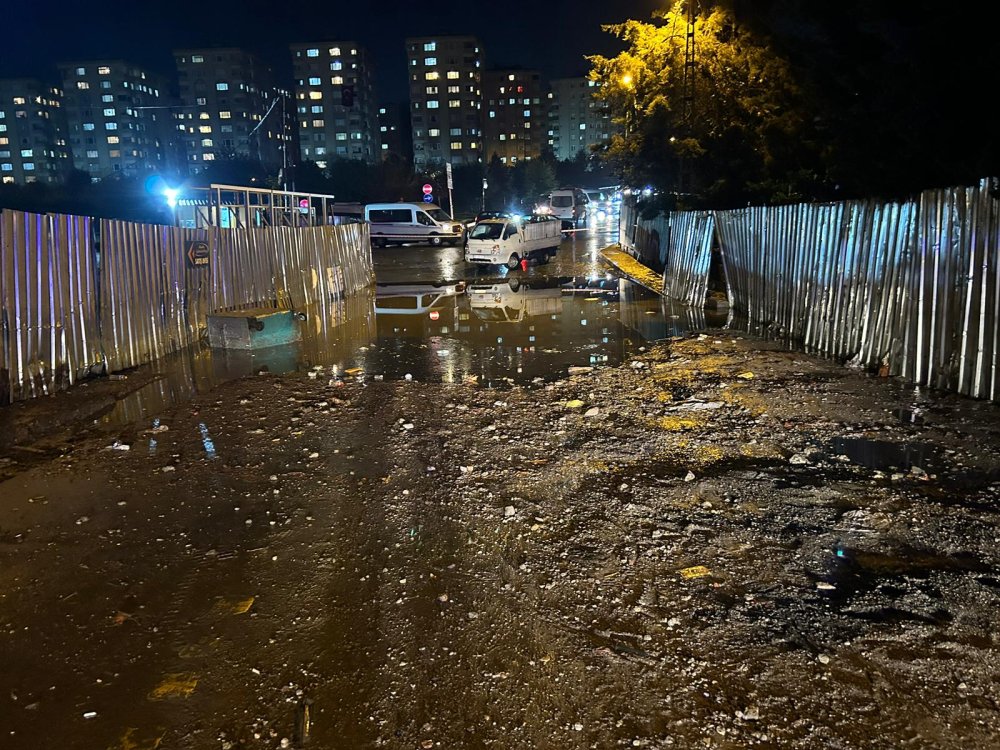 İstanbul'da etkili olan kuvvetli yağış araçların suda mahsur bıraktı