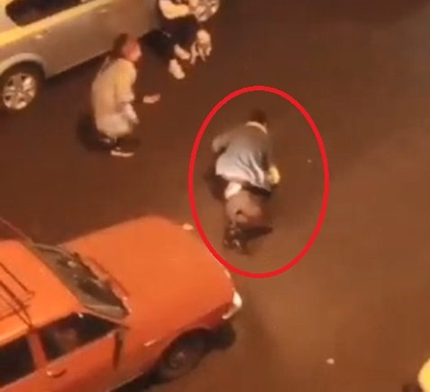 Sokak ortasında erkek şiddeti: Elinde bıçakla saçından sürükledi, tekme- tokat dövdü