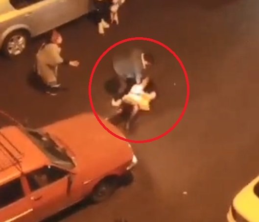 Sokak ortasında erkek şiddeti: Elinde bıçakla saçından sürükledi, tekme- tokat dövdü