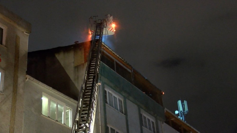 7 katlı binanın çatı katında yangın