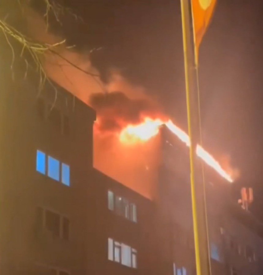 7 katlı binanın çatı katında yangın