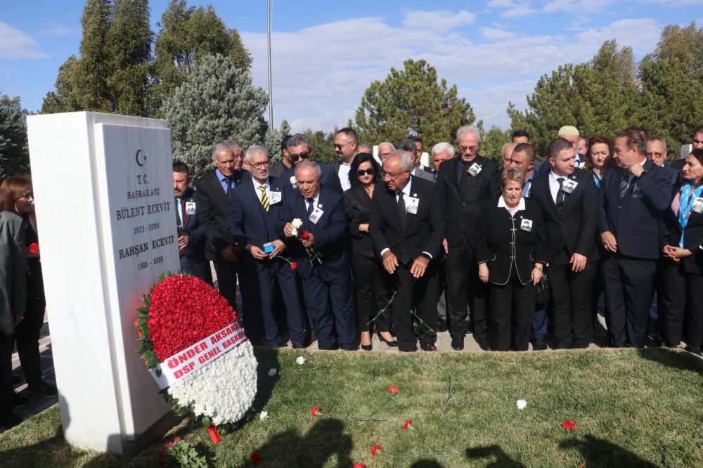 Bülent Ecevit, 17. ölüm yıl dönümünde mezarı başında anıldı